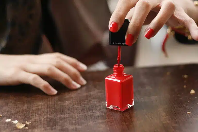 appliquer vernis faire s&eacute;cher plus rapidement