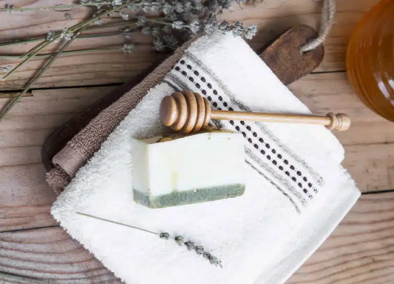 savon au lait de ch&egrave;vre maison.