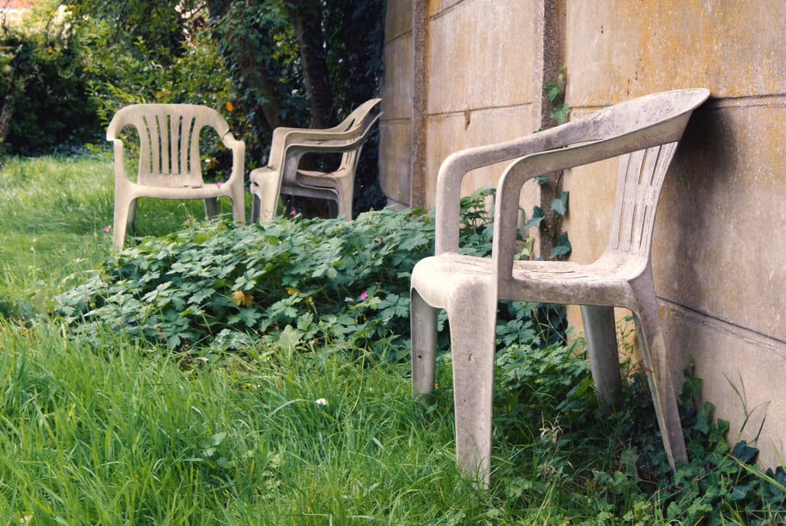 Comment nettoyer et blanchir son salon de jardin en plastique blanc
