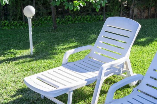 Comment nettoyer et blanchir son salon de jardin en plastique blanc