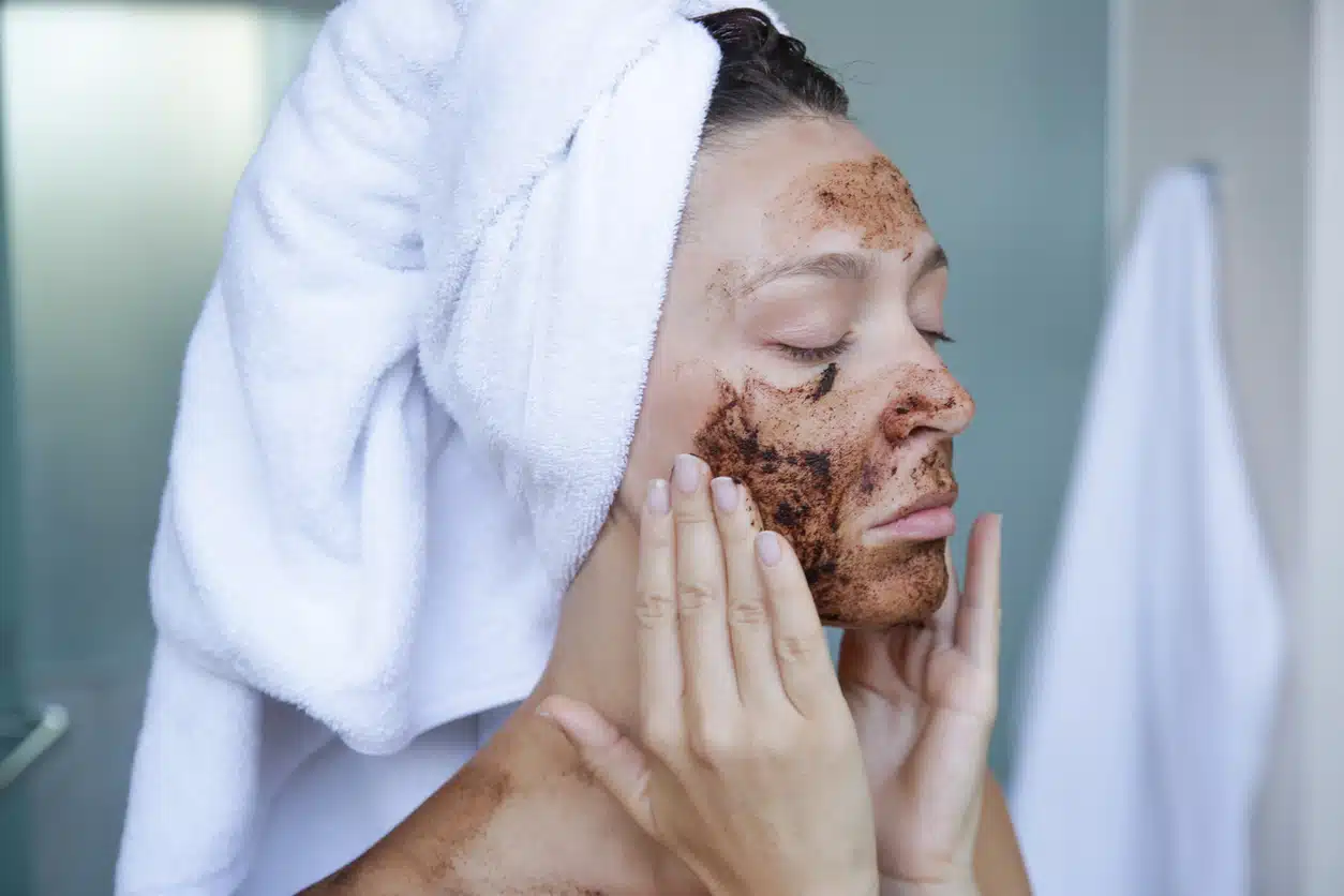 gommage marc de caf&eacute; visage &eacute;clat antirides