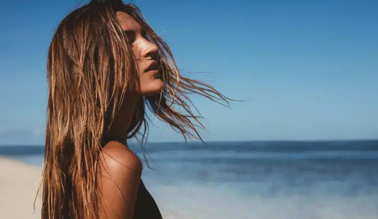 femme cheveux au vent plage mer &eacute;t&eacute;