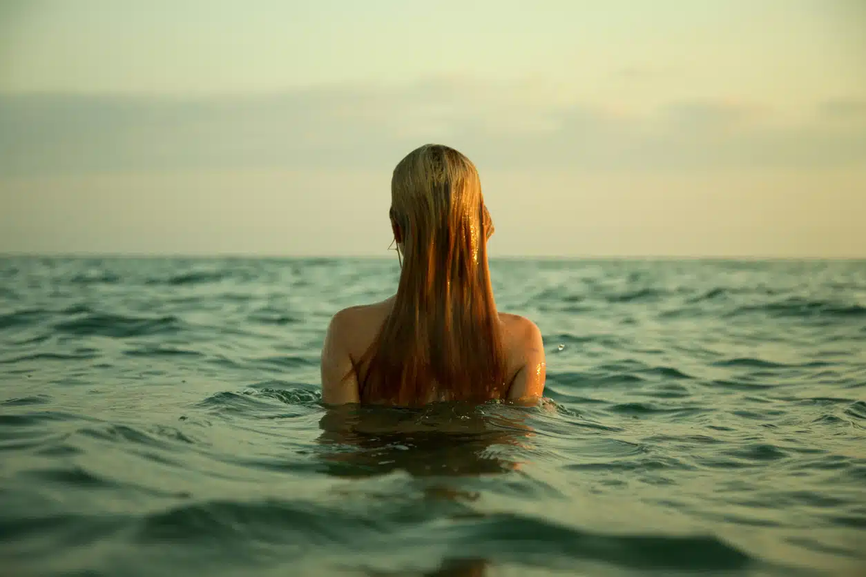 femme plage eau de mer natation nage baignade cheveux d&eacute;tach&eacute;s