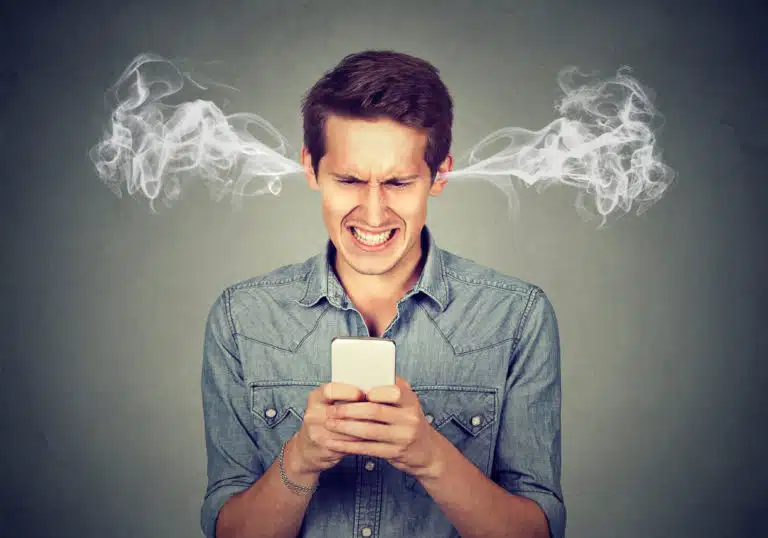 homme t&eacute;l&eacute;phone col&egrave;re