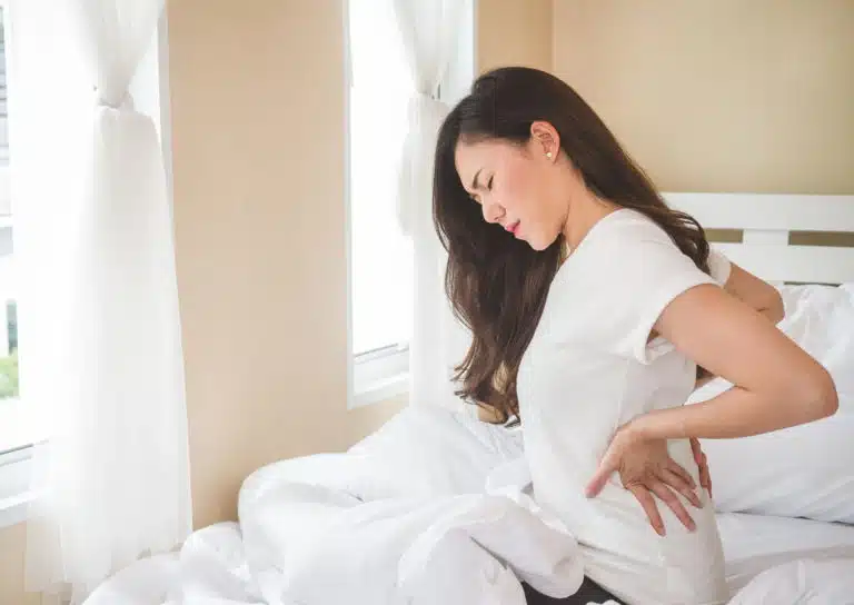 maux de dos douleurs au dos femme alit&eacute;e repos