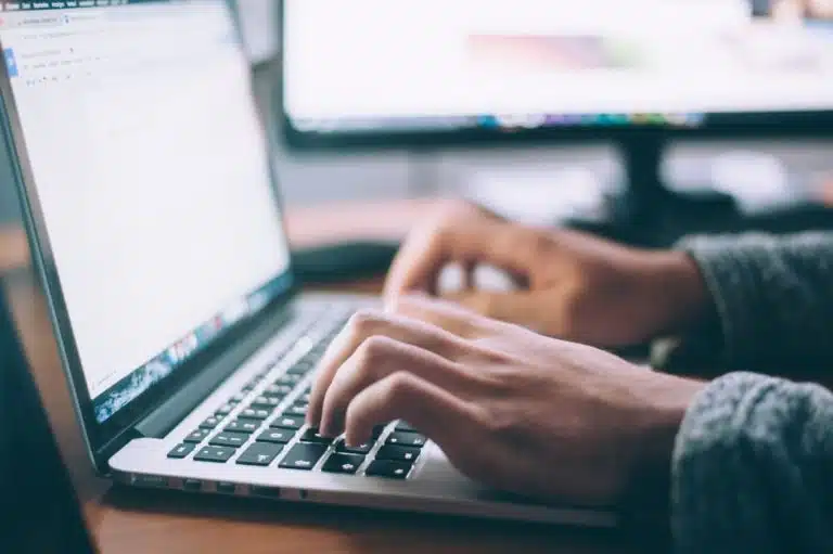 &eacute;tudiant qui tape sur le clavier de son ordinateur