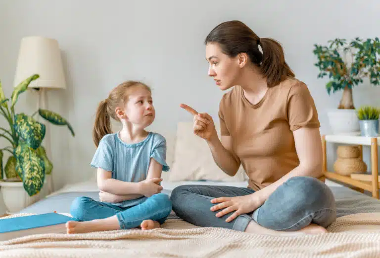 dispute discipline autorit&eacute; m&egrave;re gronde fille parents enfant punitions