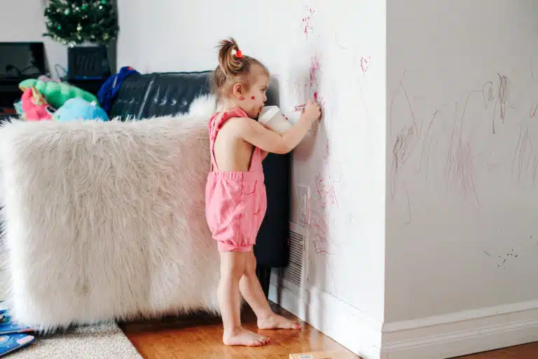 enfant fillette dessine sur les murs b&ecirc;tise