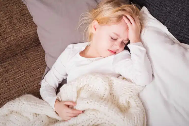 enfant malade mal &agrave; la t&ecirc;te