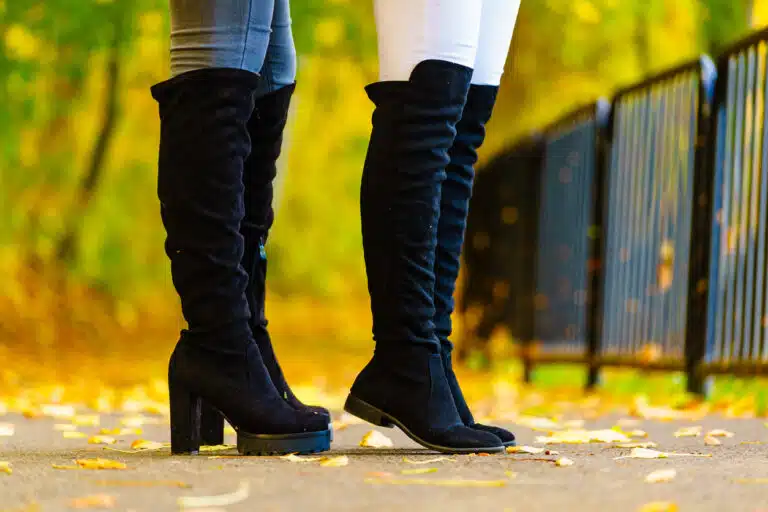 femmes-en-bottes-cuissardes-chaussures