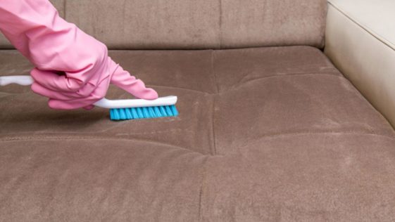 Chaise en tissu : comment nettoyer une assise non déhoussable