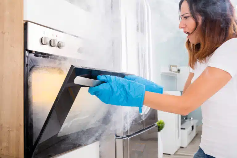four qui fume odeur de br&ucirc;l&eacute; plat cram&eacute;