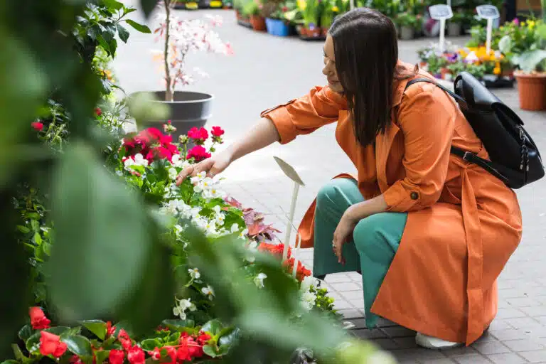 femme ach&egrave;te des plantes fleurs jardinerie jardin fleuriste