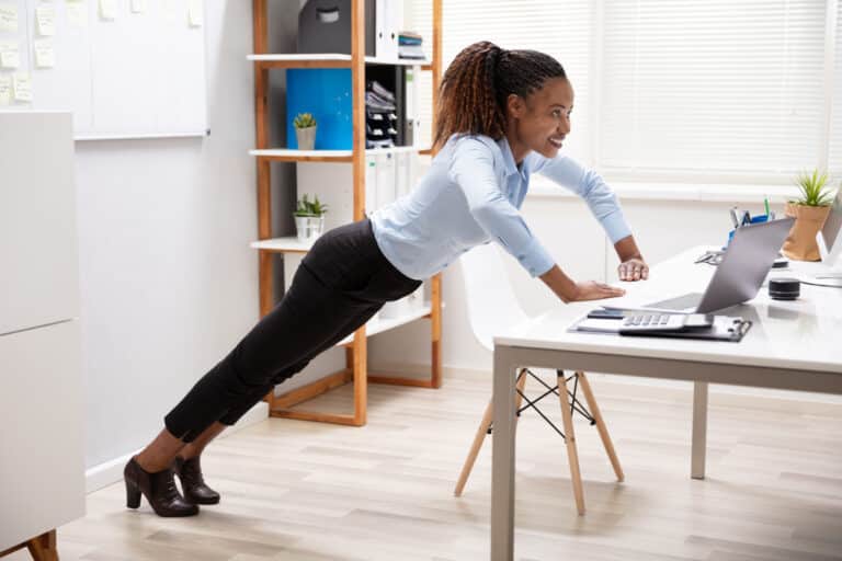 sport exercices se muscler au bureau