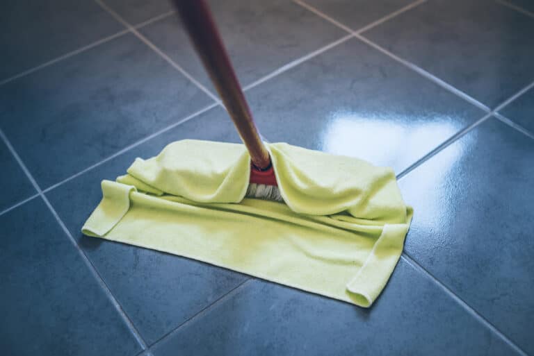 nettoyage du sol serpilli&egrave;re carrelage
