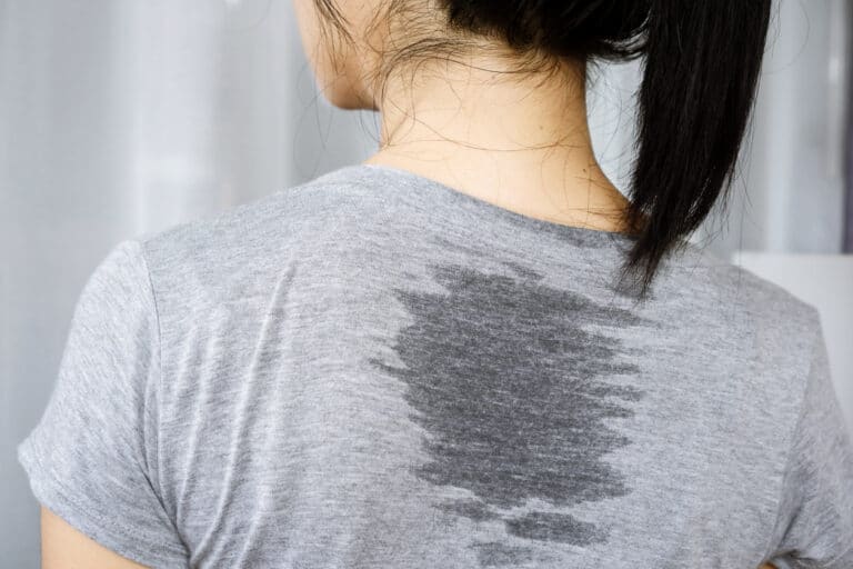 transpiration &eacute;t&eacute; chaleur v&ecirc;tements t-shirt couvert de sueur