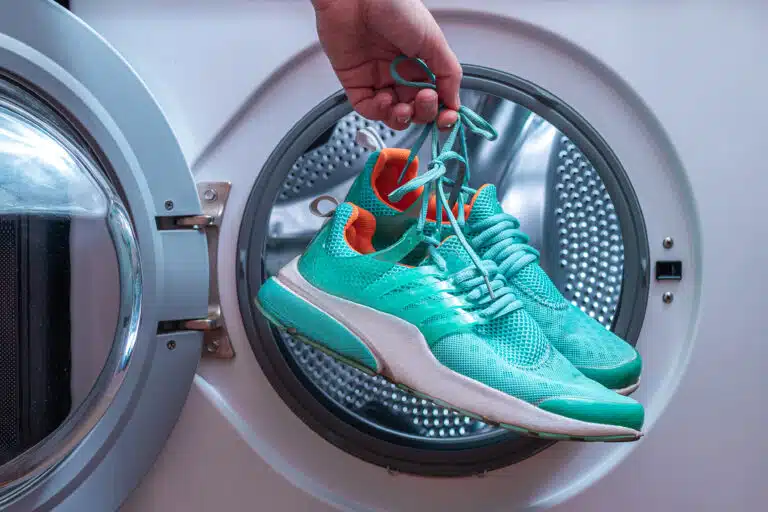 nettoyage des chaussures sales dans une machine &agrave; laver entretien