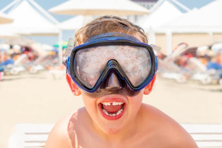 bu&eacute;e sur le masque de plong&eacute;e mer plage enfant