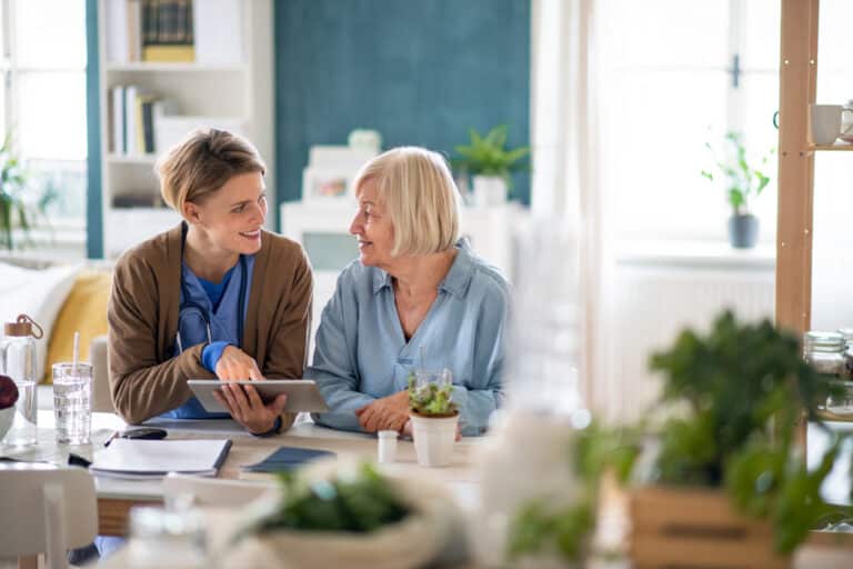 aide &agrave; la personne avec une personne &acirc;g&eacute;e