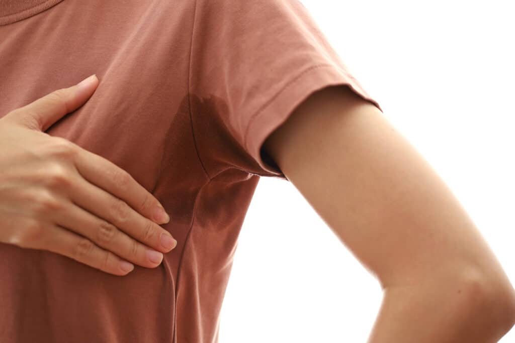 Comment enlever les taches de transpiration : 5 astuces infaillibles
