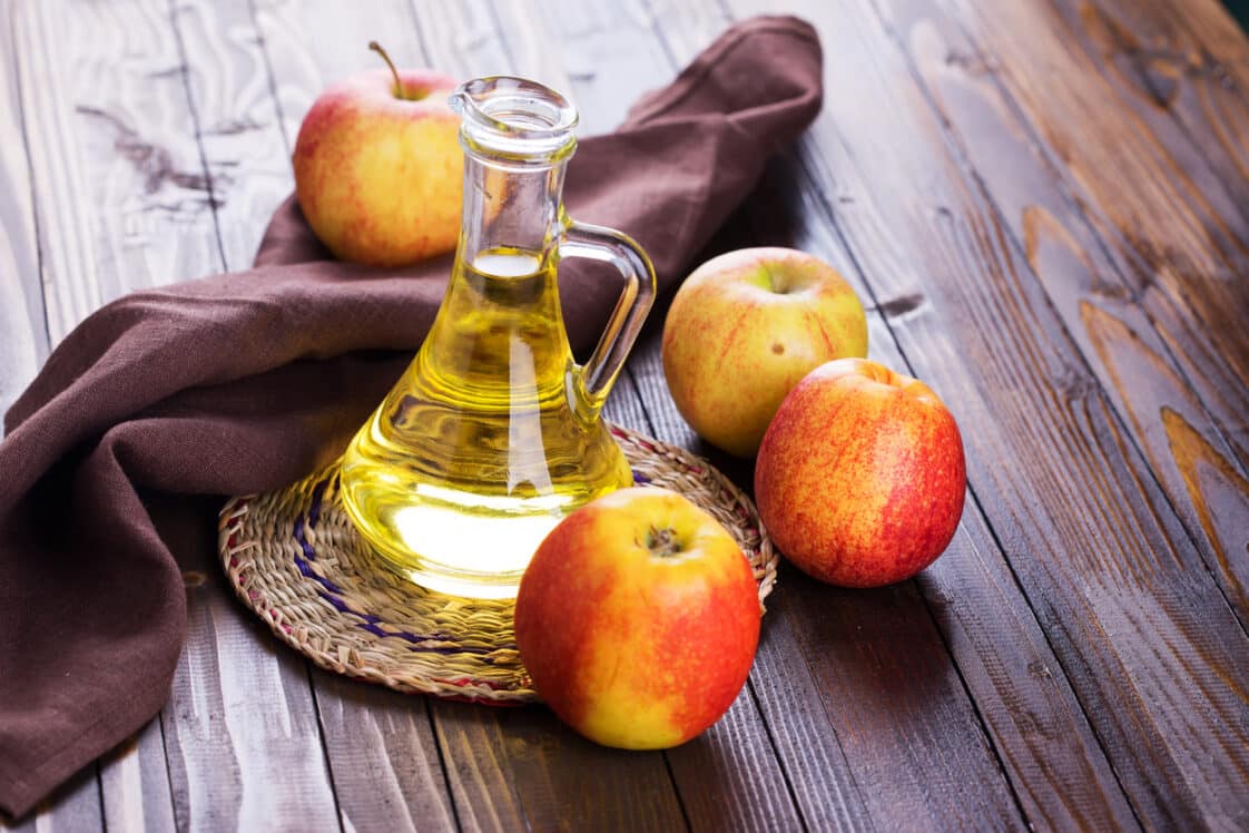 La recette du vinaigre de cidre maison avec des restes de pommes