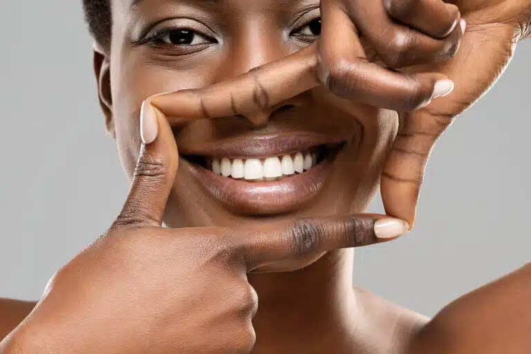 belle femme avec des dents blanches saines sans tartre ni d&eacute;faut joli sourire