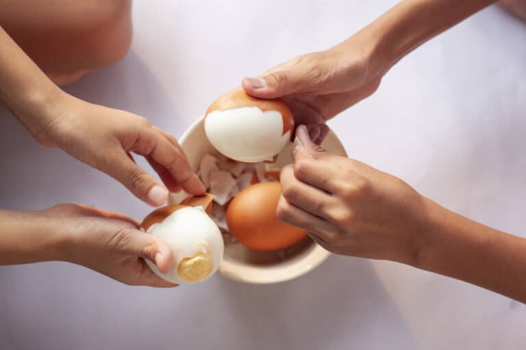 coquilles d'oeufs &eacute;caler un oeuf