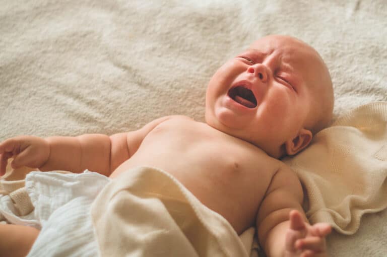 b&eacute;b&eacute; qui pleure larmes