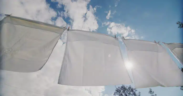 Literie blanche taie d'oreiller linge draps s&eacute;chant sur une corde au soleil blanchir