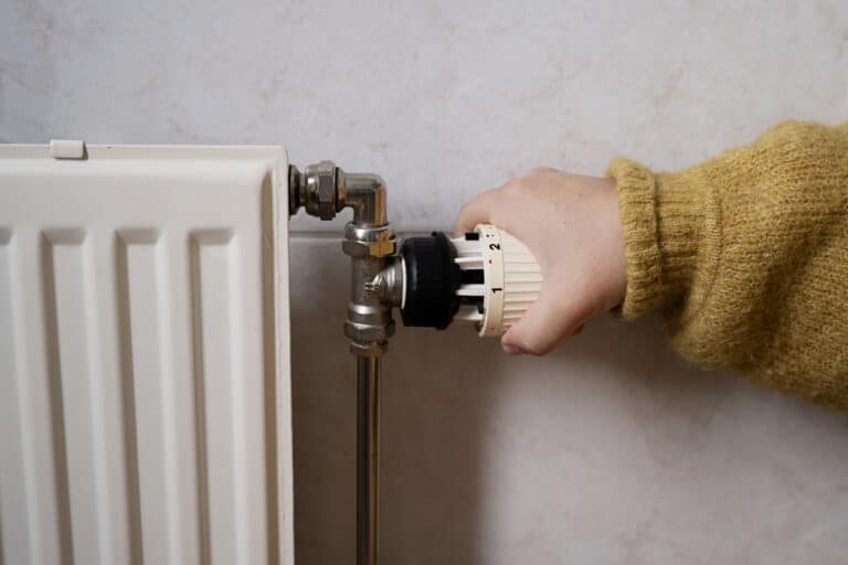allumer le radiateur chauffage &eacute;conomies d'&eacute;nergie