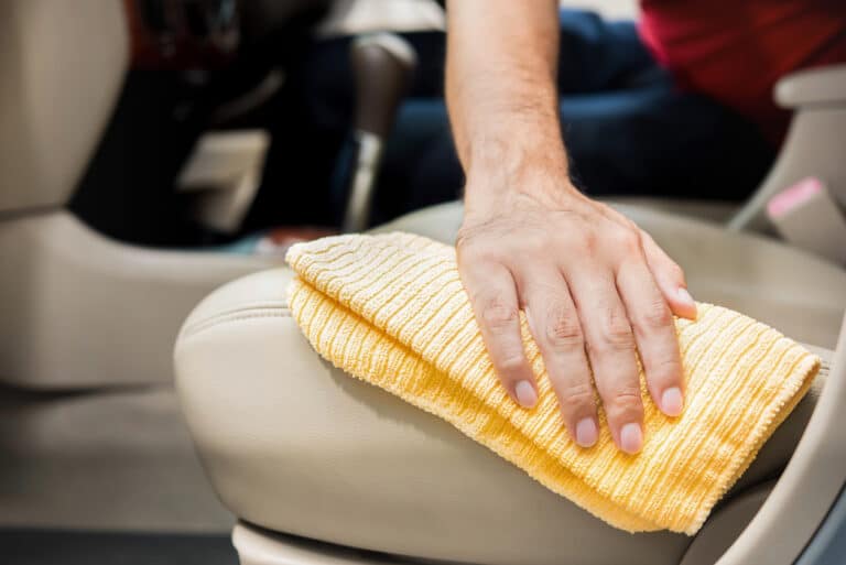 Comment nettoyer le cuir d'une voiture ? (7 astuces à connaître)