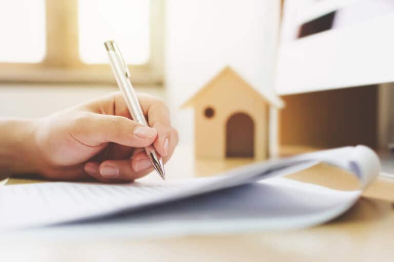 personne en train de faire une liste pour sa maison