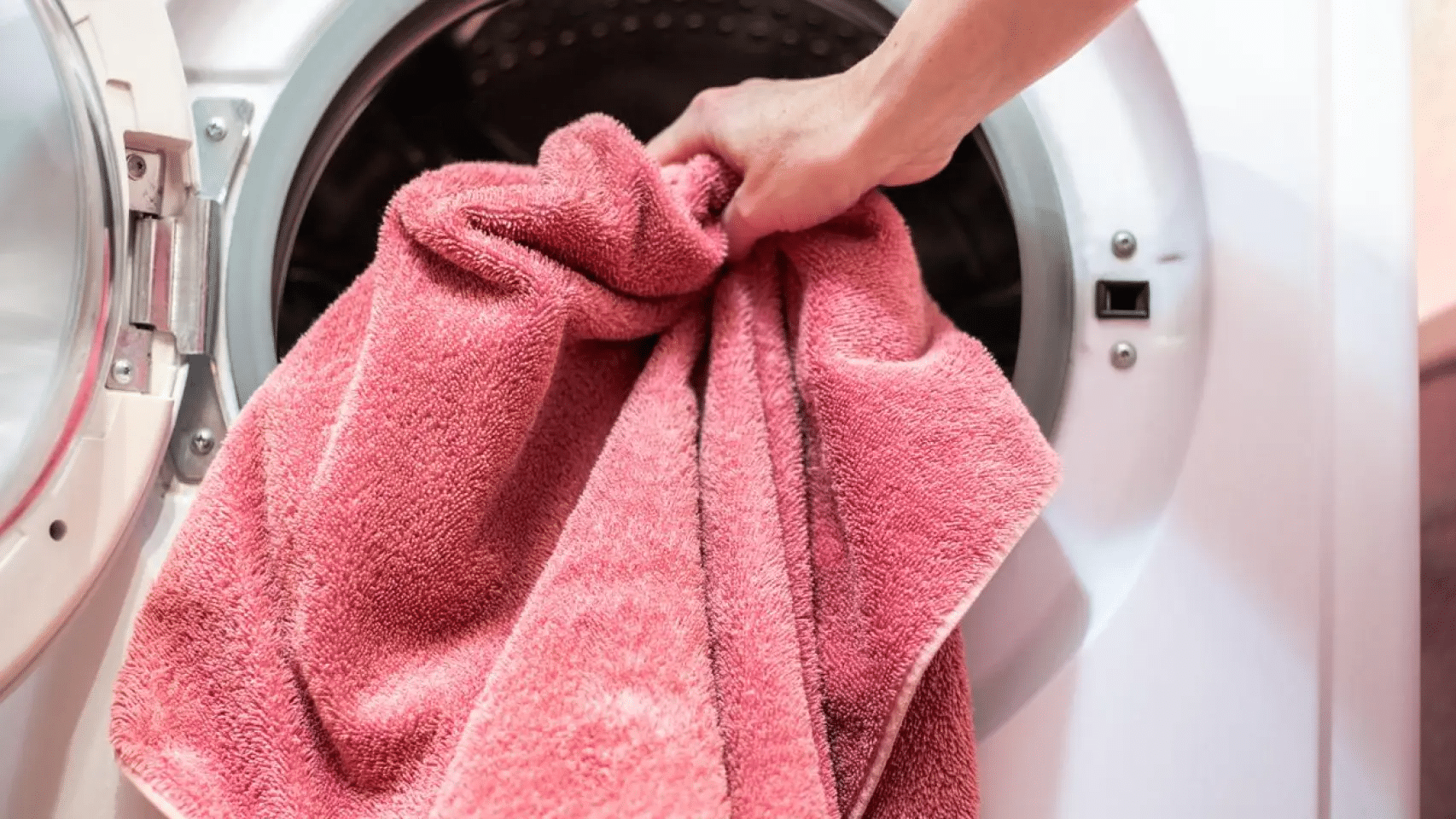 serviette dans la machine &agrave; laver lave-linge remplir vider machine s&eacute;chage du linge