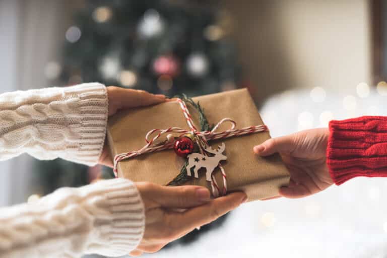 id&eacute;es de cadeaux offrir un cadeau papier cadeau