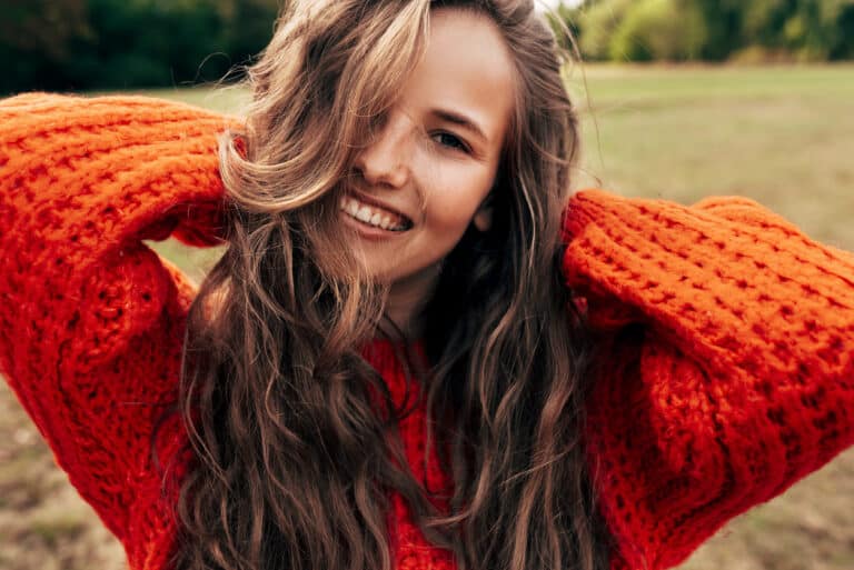 femme sourire cheveux