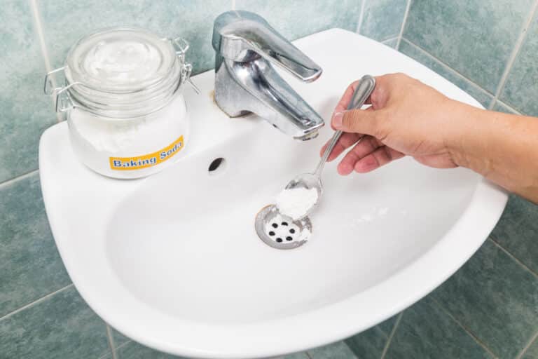 bicarbonate de soude dans le drain de l'&eacute;vier pour d&eacute;boucher d&eacute;sodoriser nettoyer canalisations tuyauterie
