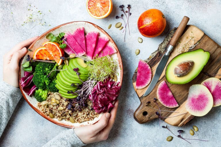 Buddha bowl quinoa, légumes avocat brocoli salade plat recette