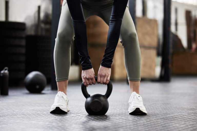 femme s&rsquo;entra&icirc;nant avec une kettle bell