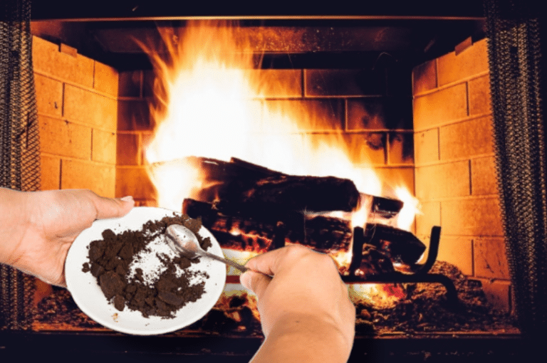 marc de caf&eacute; dans le feu de chemin&eacute;e