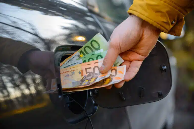 r&eacute;servoir de carburant de la voiture prix de l'essence