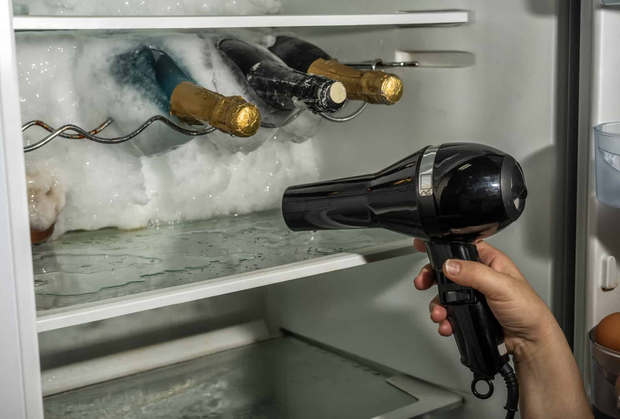 D&eacute;geler la glace avec un s&egrave;che-cheveux d&eacute;givrer son cong&eacute;lateur