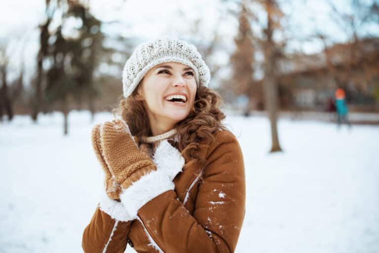 femme en forme bonne humeur joie hiver neige
