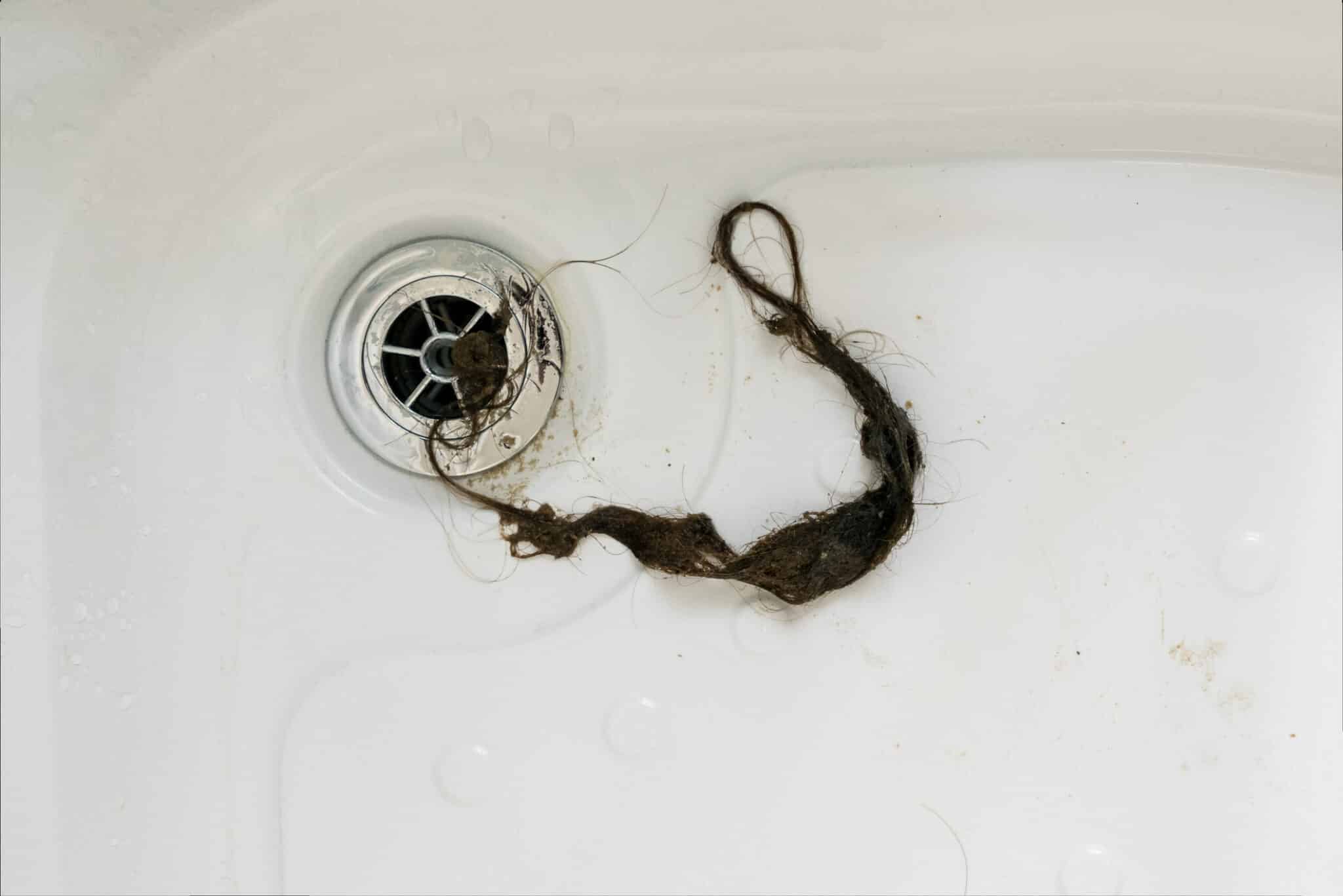 Cheveux-longs-dans-le-drain-de-la-douche-bouchon-canalisations-tuyaux-bouch&eacute;s