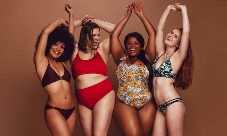 femmes en maillot de bain de tous &acirc;ges et diff&eacute;rentes ethnies femmes en maillot de bain de tous &acirc;ges et diff&eacute;rentes ethnies morphologie silhouette