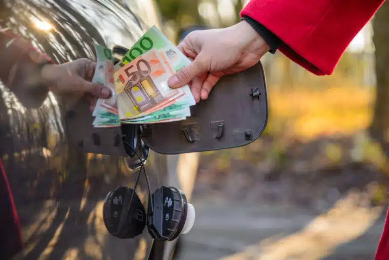 prix de l'essence co&ucirc;t du carburant &eacute;conomiser &eacute;conomies sur le plein d'essence d&eacute;penses voiture r&eacute;servoir