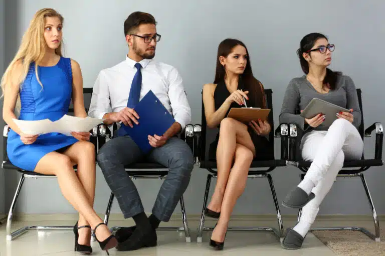 personnes assises au travail, croiser les jambes