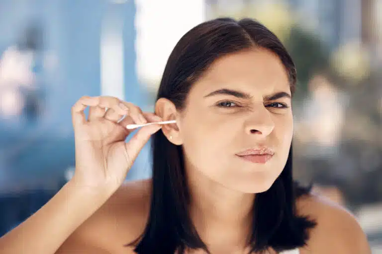 c&eacute;rumen nettoyer ses oreilles avec un coton tige hygi&egrave;ne