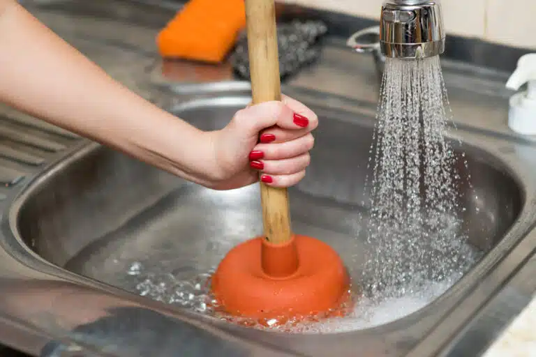 probl&egrave;me au niveau de la plomberie canalisation bouch&eacute;e bouchon retir&eacute; avec ventouse