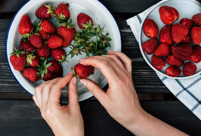 queues de fraises couper fraise feuilles