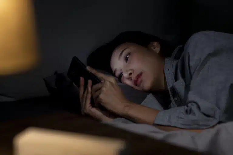 t&eacute;l&eacute;phone portable au lit objets &agrave; bannir de la chambre &agrave; coucher